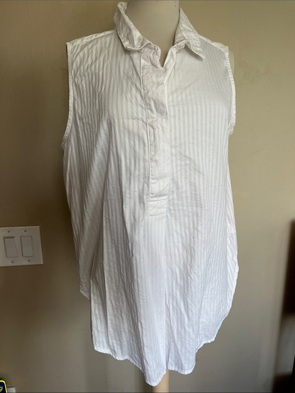 Liz Claiborne White Sleeveless Button-Down Shirt